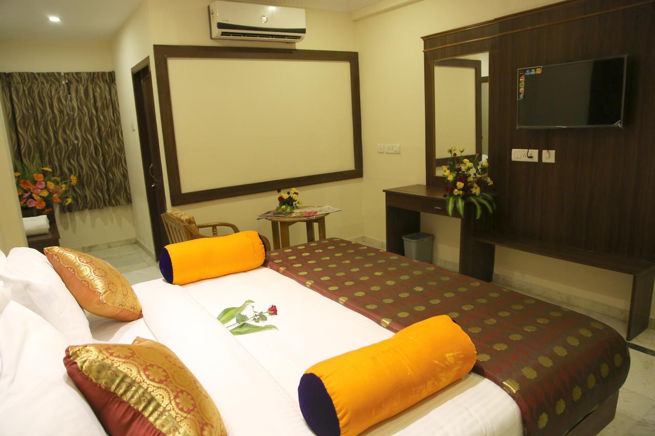 Hotel Poppys S.E.T Residency à Kumbakonam Extérieur photo