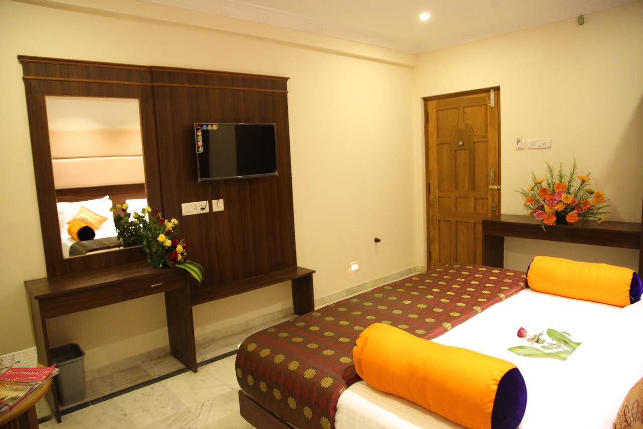Hotel Poppys S.E.T Residency à Kumbakonam Extérieur photo
